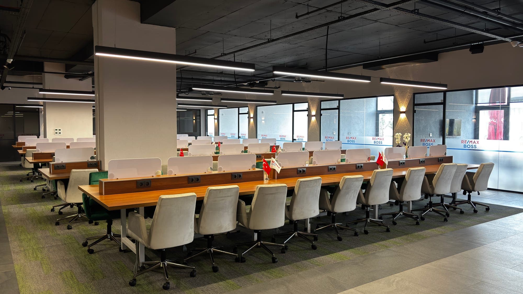 RE/MAX BOSS açık ofis alanı — uzun sıra