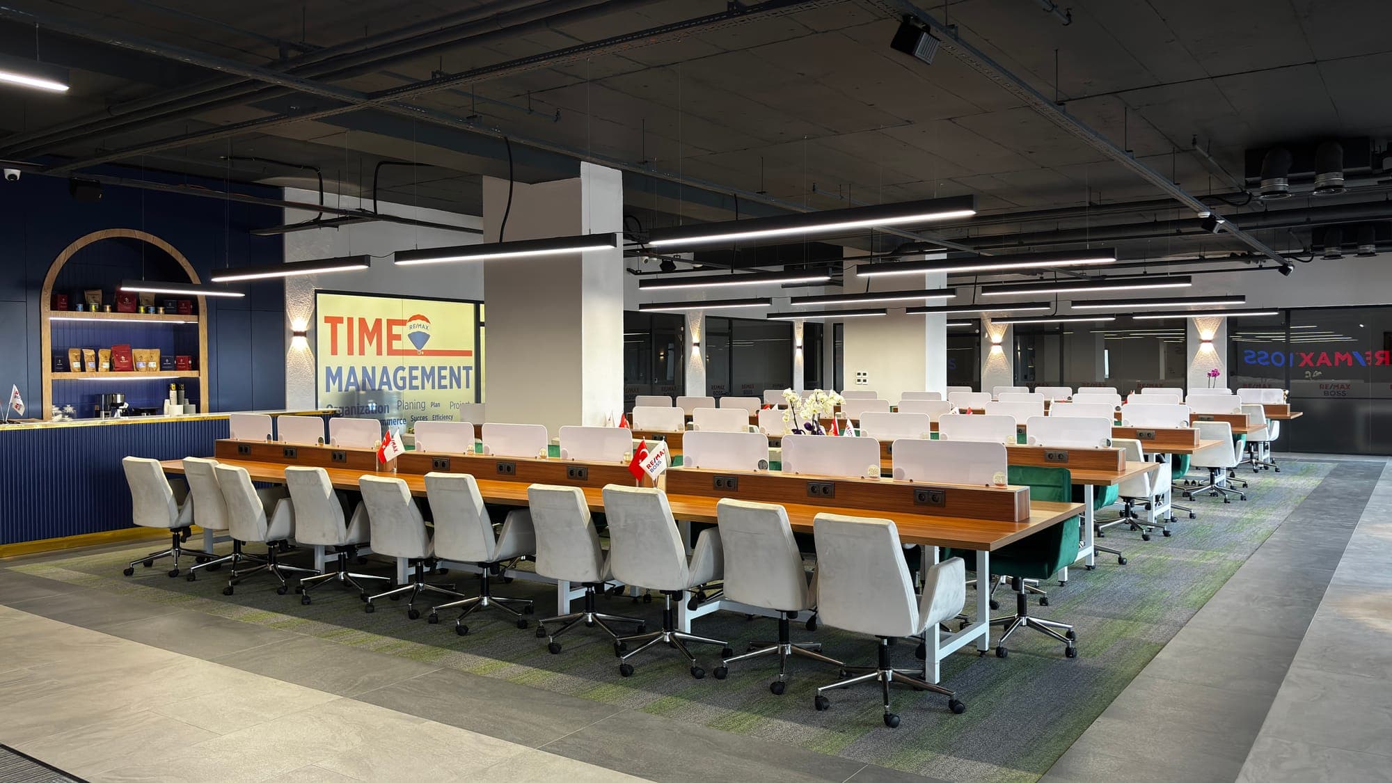 RE/MAX BOSS geniş ofis — TIME MANAGEMENT köşesi
