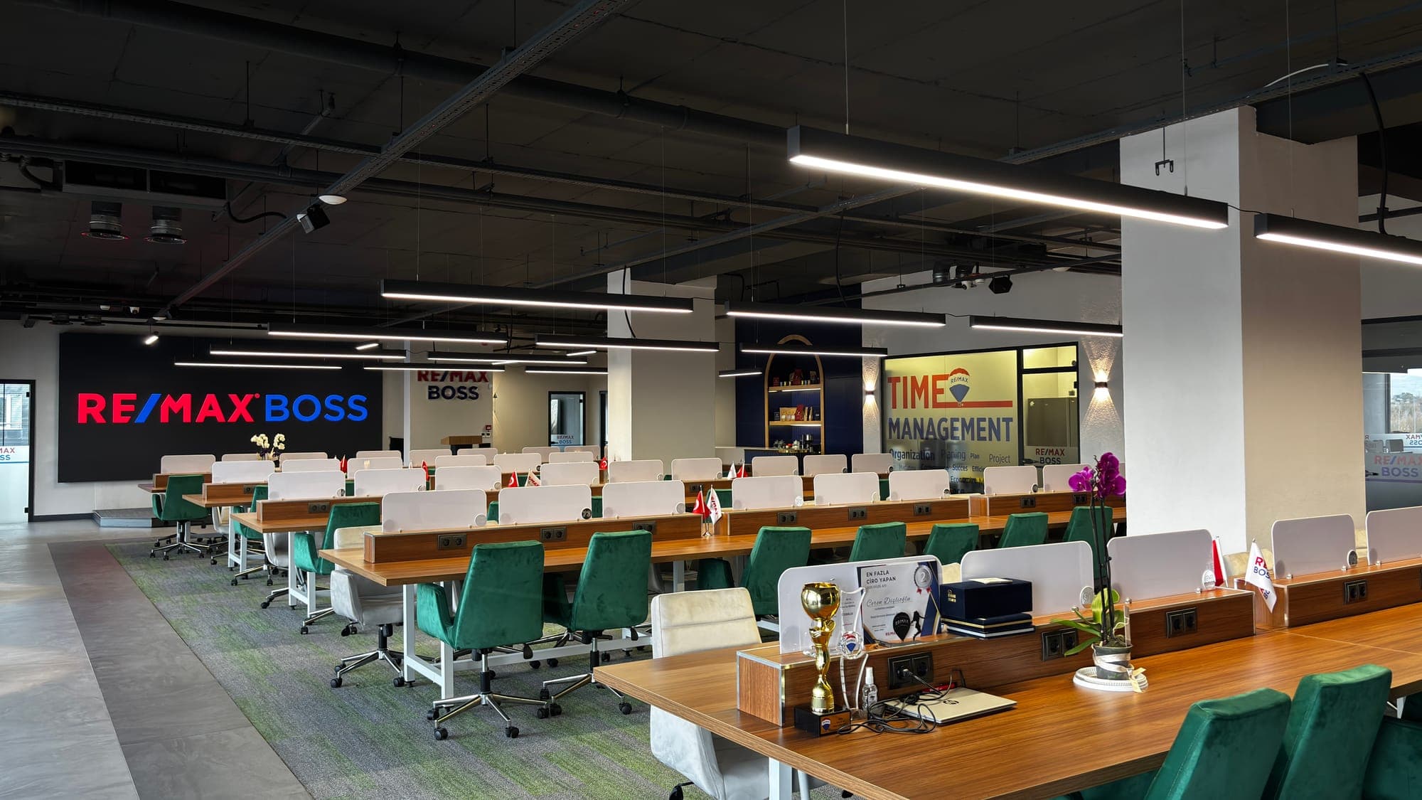 RE/MAX BOSS ofis genel görünüm