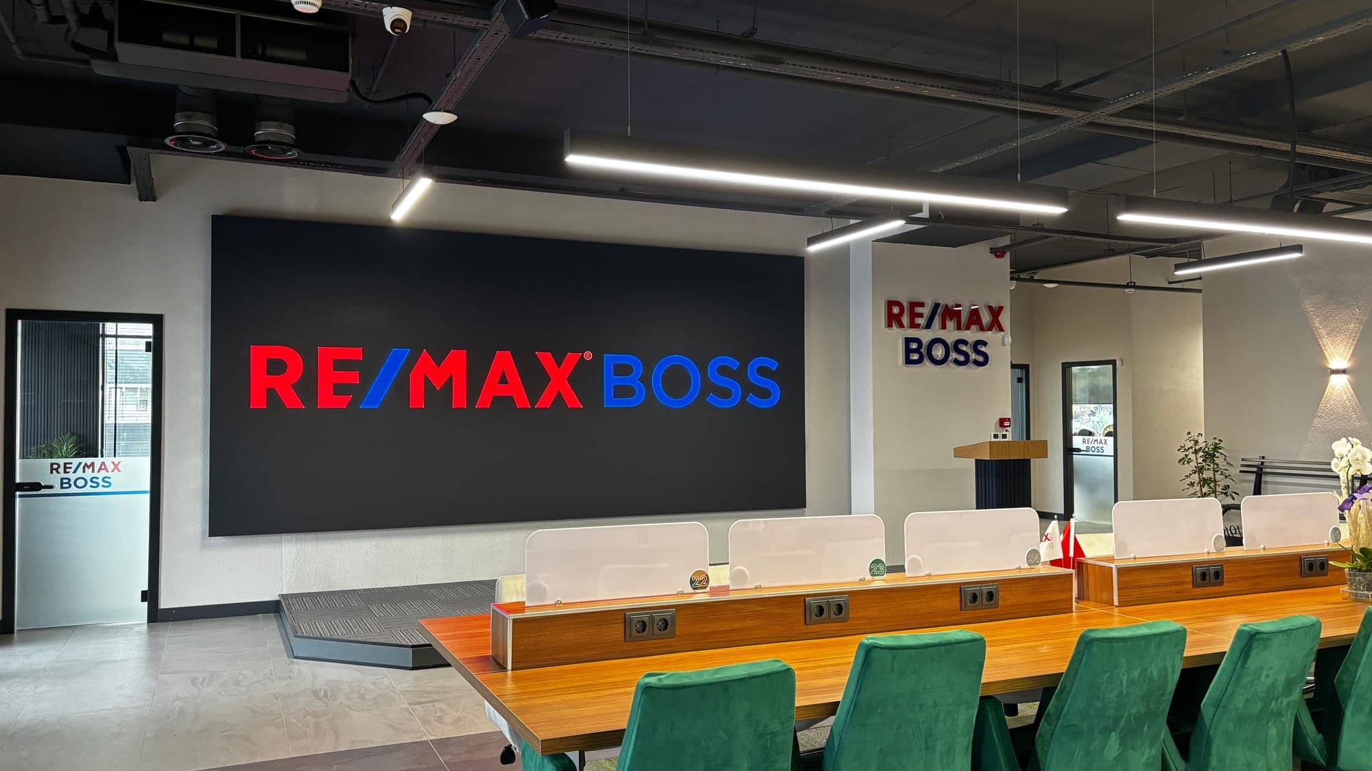 RE/MAX BOSS LED ekran logo duvarı