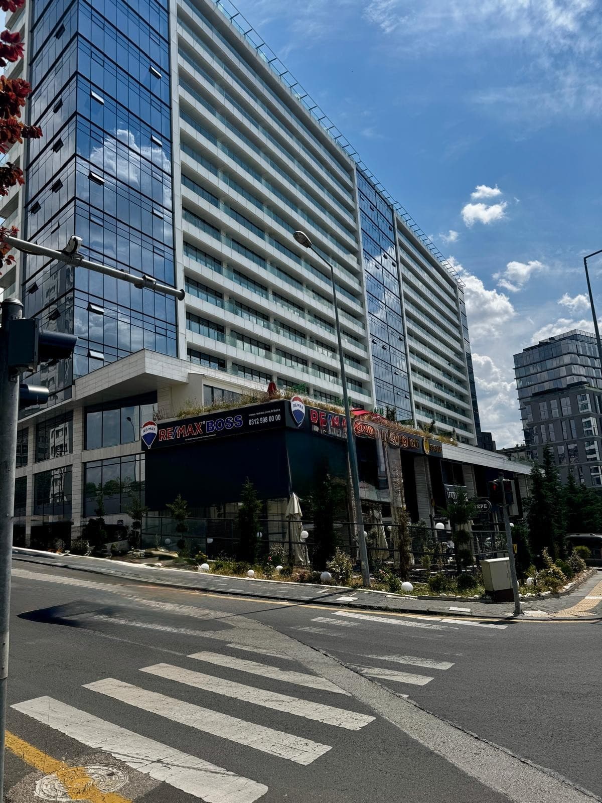 RE/MAX BOSS binası dış görünüm