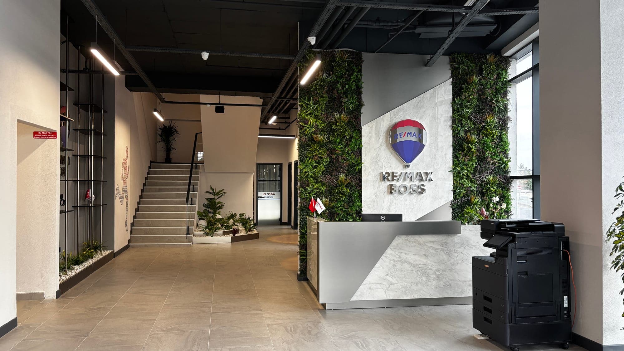 RE/MAX BOSS Beştepe ofisi resepsiyon ve bitki duvarı
